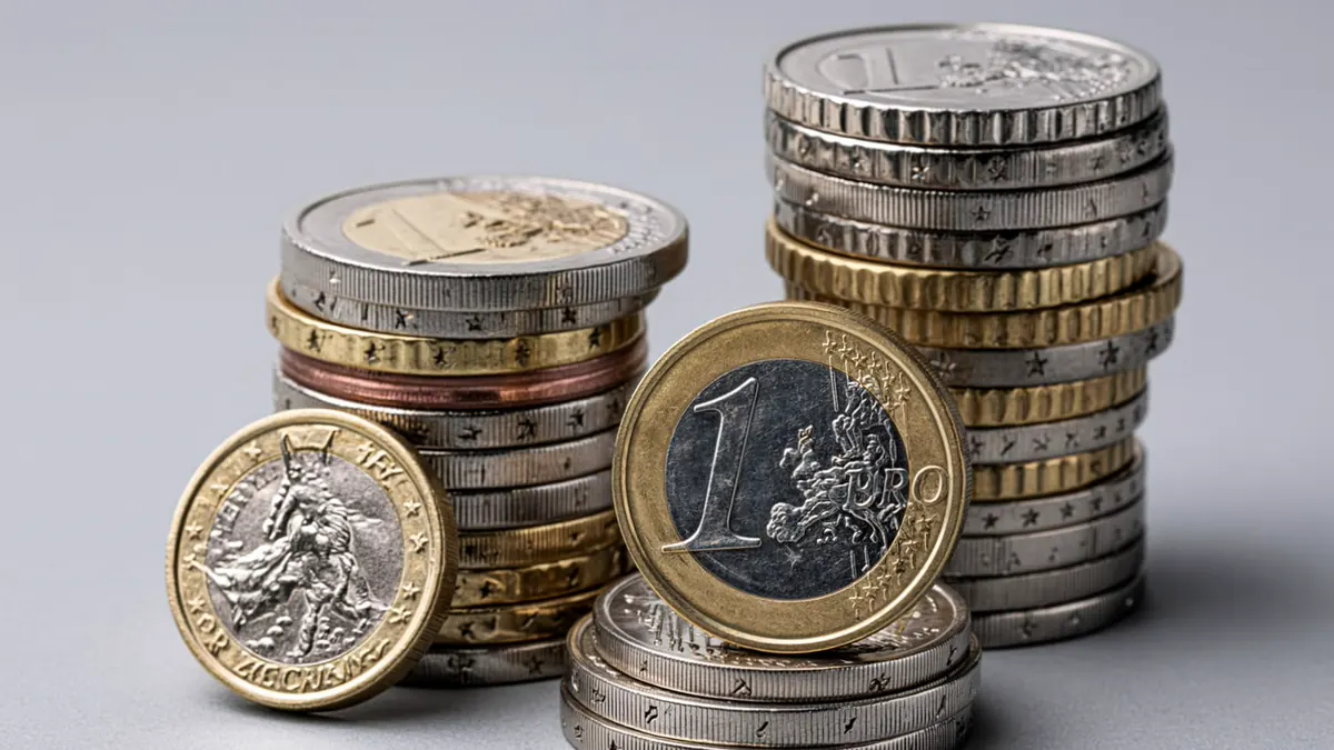 Gestapelte Euro-Münzen auf grauem Grund als Bild für ein finanzielles Polster